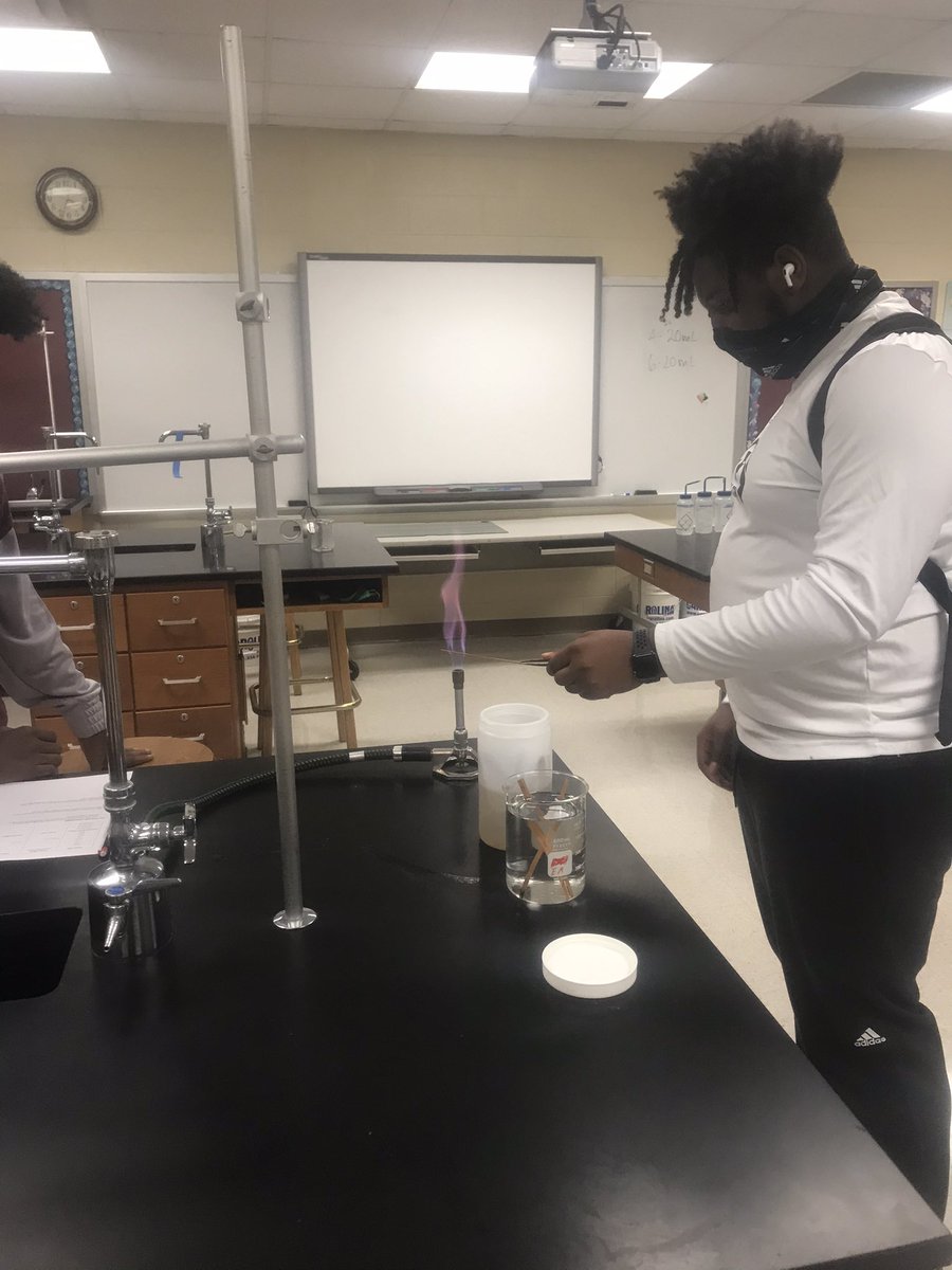 MrsPearceChem's tweet photo. Ss finally got to do the flame test lab today!! #FultonScience https://t.co/iJ33J2EJYP