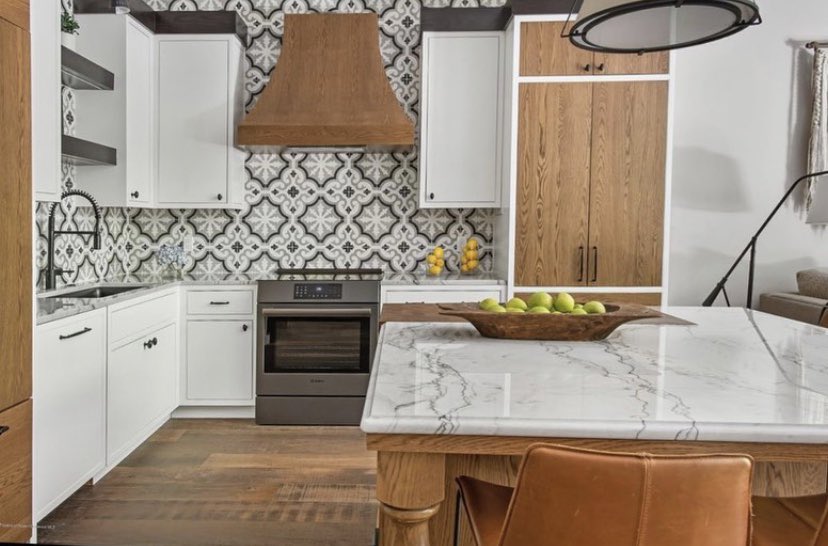 EdelmanHome's tweet image. Do you miss hitting the slopes? 🗻We’re swooning over this modern mountain rebab by @houseofldesigns. Click through 👉 for the before photo! #clientprojects #kitchendesign