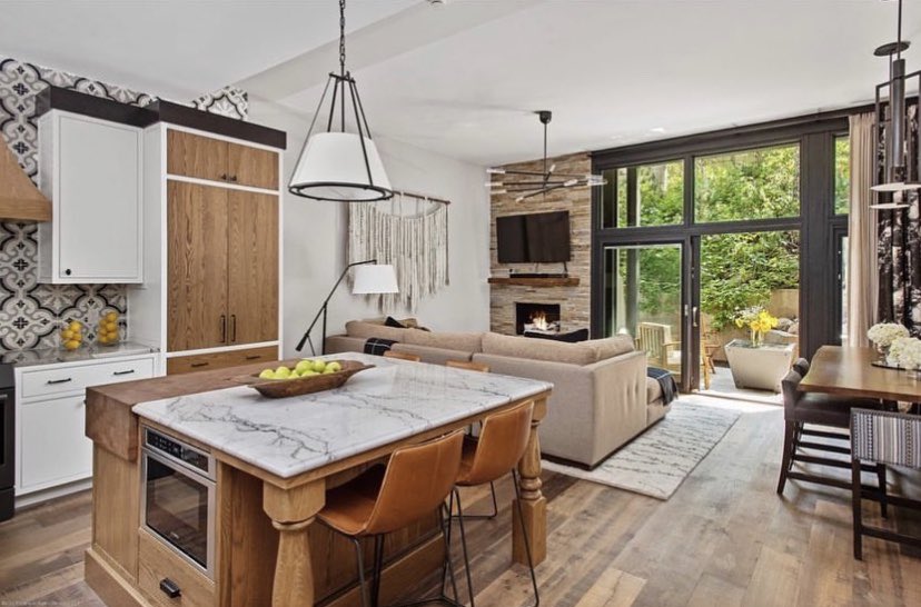 EdelmanHome's tweet image. Do you miss hitting the slopes? 🗻We’re swooning over this modern mountain rebab by @houseofldesigns. Click through 👉 for the before photo! #clientprojects #kitchendesign