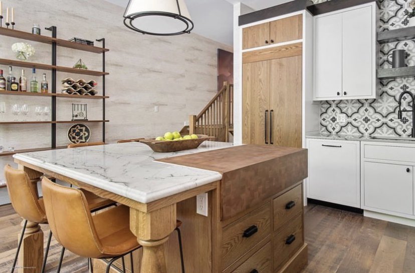 EdelmanHome's tweet image. Do you miss hitting the slopes? 🗻We’re swooning over this modern mountain rebab by @houseofldesigns. Click through 👉 for the before photo! #clientprojects #kitchendesign