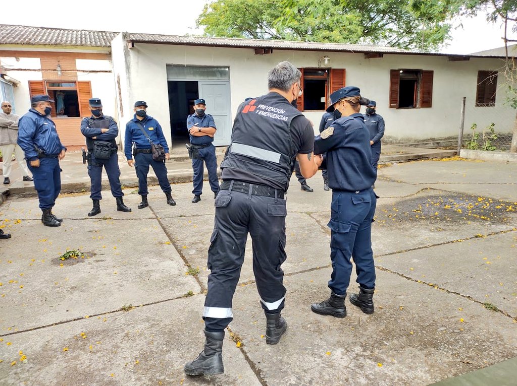 Nicokripper's tweet photo. Retomamos las capacitaciones al personal policial
RCP es una técnica muy simple, 
fácil de aprender y
realizar,
que puesta en práctica en el momento indicado puede representar la diferencia entre la vida y la muerte
Recordá, tus MANOS pueden SALVAR VIDAS ✅
#rcp #Vida https://t.co/1ux1bGIqTK