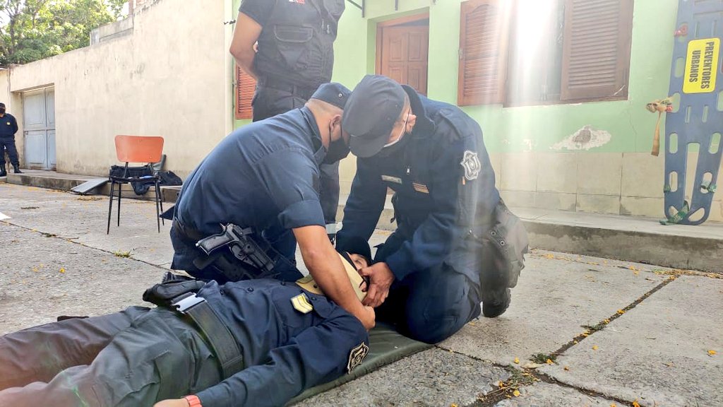 Nicokripper's tweet photo. Retomamos las capacitaciones al personal policial
RCP es una técnica muy simple, 
fácil de aprender y
realizar,
que puesta en práctica en el momento indicado puede representar la diferencia entre la vida y la muerte
Recordá, tus MANOS pueden SALVAR VIDAS ✅
#rcp #Vida https://t.co/1ux1bGIqTK