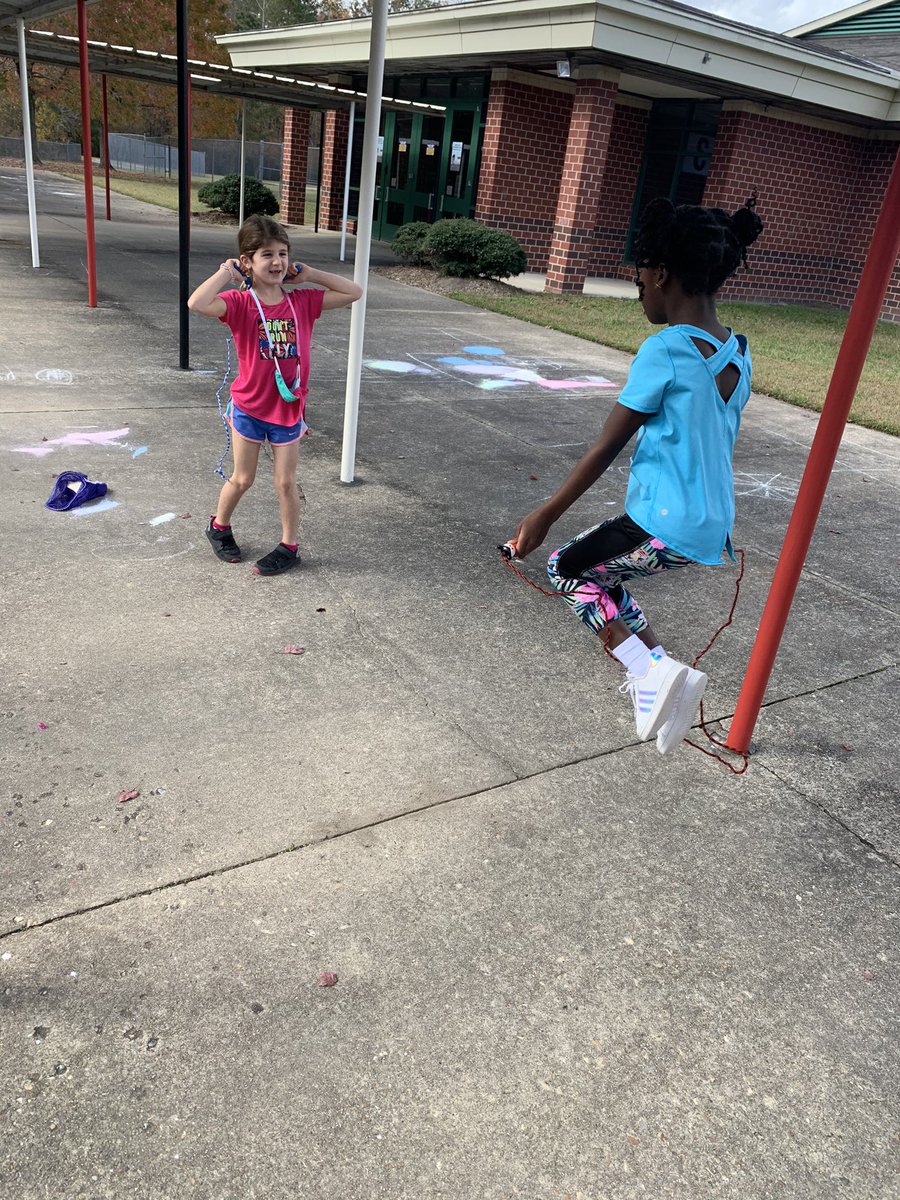JenniferBooth77's tweet photo. Finally got my recess bags together for my kiddos!  They are enjoying them. @CarrolltonES @IWCSchools @nstreet_teaches https://t.co/QFUTUoMQTu