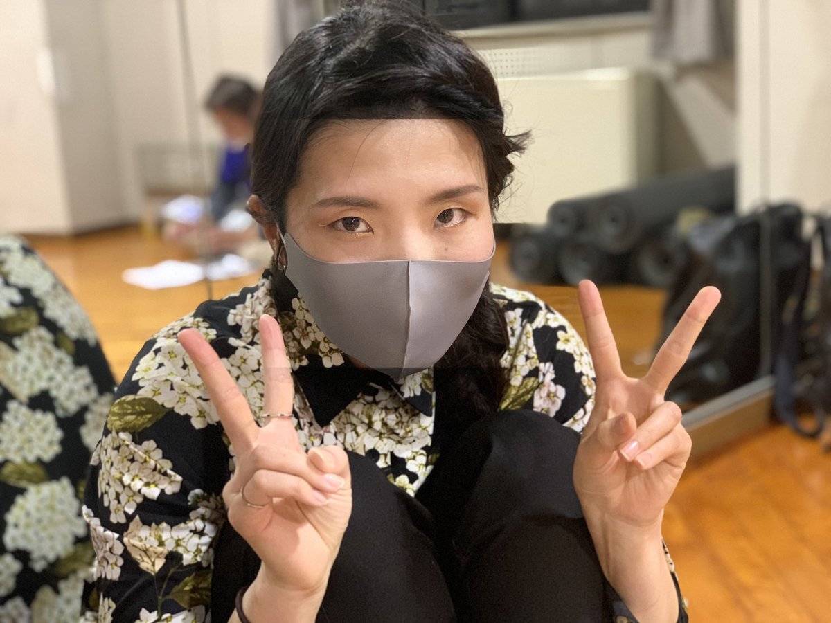 maco_og's tweet photo. ダブルキャストでツアー後半に出演いただくペコちゃんこと藤島えり子さん
ご自身の一人芝居本番間近なのに
時間を見つけて稽古に来てくれてます
自分の役や作品全体の演出を落とし込みつつ、代役で立ったり出てこない台詞を飛ばしてくれたりしてます!
ありがとう😊✨
#空宙空地
#room16
#その鱗ツアー https://t.co/epFrP22MTB