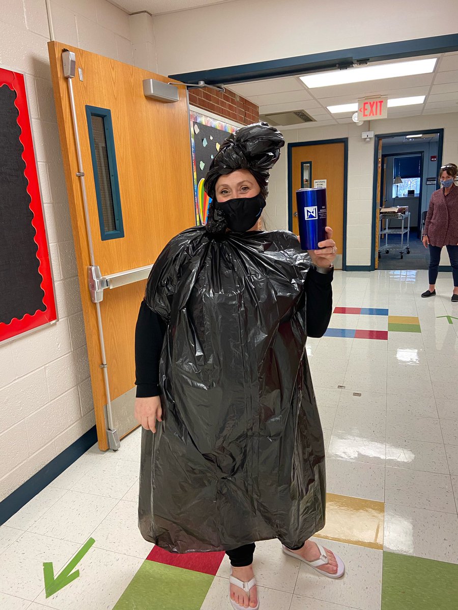 DavidsonComets's tweet photo. Today Davidson had our quarterly PBS reward... SILLY STRING principal @AndreaStauch!!
#PositiveRewards #DavidsonComets #SillyStringFun https://t.co/PhNEBV73r9