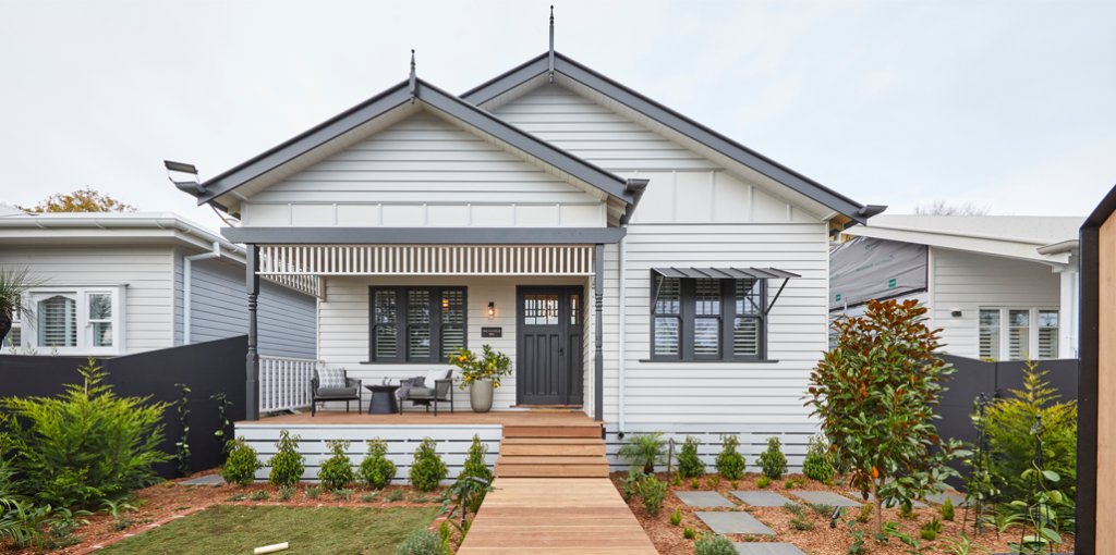 COLORBONDsteel's tweet photo. House #3, the 1930’s California Bungalow on @TheBlock!
The original home features a traditional corrugated roof in #COLORBONDsteel #BasaltMatt, awnings made from #MonumentMatt and painted the gables and fretwork in this colour to match.
https://t.co/5BOvVddSfE
#theblock https://t.co/pvgpCbCHFt