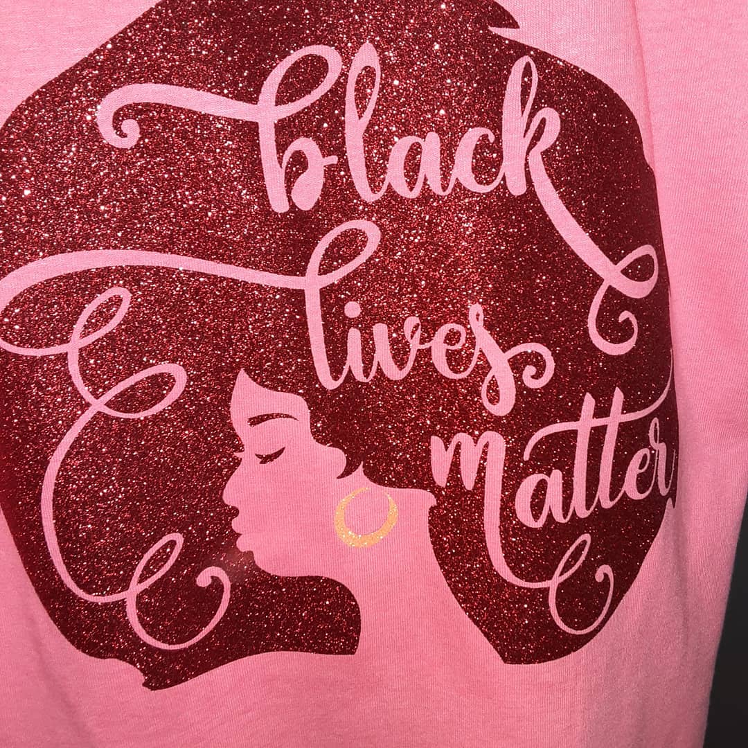 FBeautyCollect's tweet photo. @ItsAmandaGray Hi. I make Lip oil, Rolling Tray Sets, and T shirts right now. I'm just starting out so you can order through DM or Emails. https://t.co/AHN6V044Dw