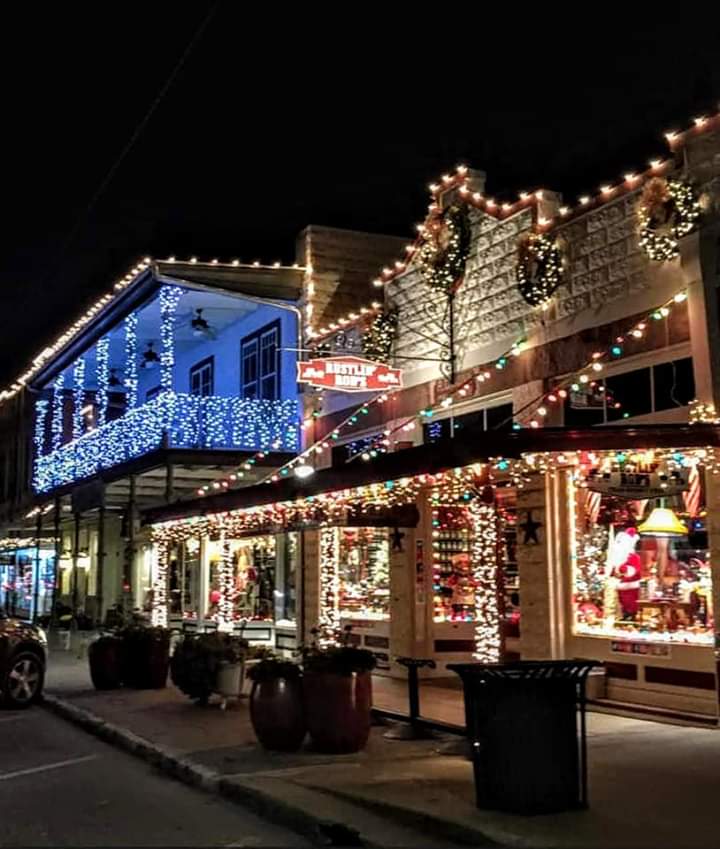 BestOfFBGTX's tweet photo. ❤️ 🎄

Debuting on Thursday, Nov. 12 and running through Wednesday, Jan. 6, 55 Nights of Fredericksburg Lights will take place each evening on Marktplatz in the heart of historic Fredericksburg. 
.

#fredericksburgtx #fbgtx #christmas #55daysoflights https://t.co/hQy2XdF0kX