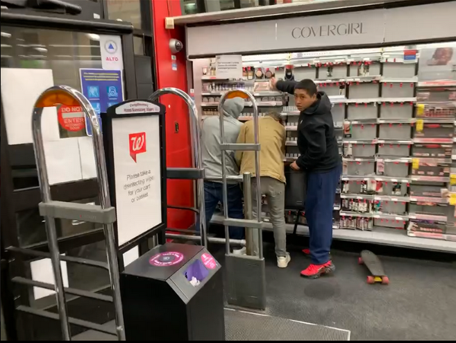 SFStreetCrime's tweet photo. Looting Walgreens at 4645 Mission St tonight [Excelsior] https://t.co/ie9iZ5O49k #SanFrancisco #excelsior #walgreens @SFPD https://t.co/7k7o2Za8yu
