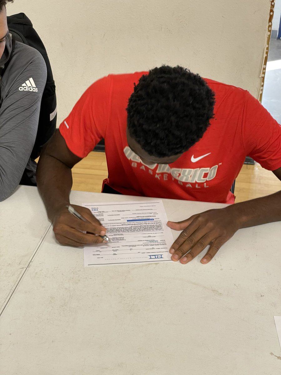 coach_cboswell's tweet photo. The fellas are official....congratulations to the @KeeshawnMason @lam_sab_23 @jking_3510 and their families!! #theBVway https://t.co/kWWFvLqpfH