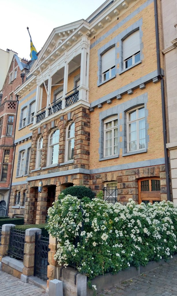 Before London, at the age of 35, Adrien had built himself this flabby, proto-McMansion (L) by the lakes in Ixelles (now Swedish embassy). He returned to Brussels suffering depression and moves round the corner to a silly house by another architect (R). Now a club échangiste.