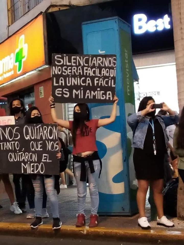Solo diré que si mi mamá me hubiera visto con un cartel así en la mano, la mamá de Cachín le quedaba chica.