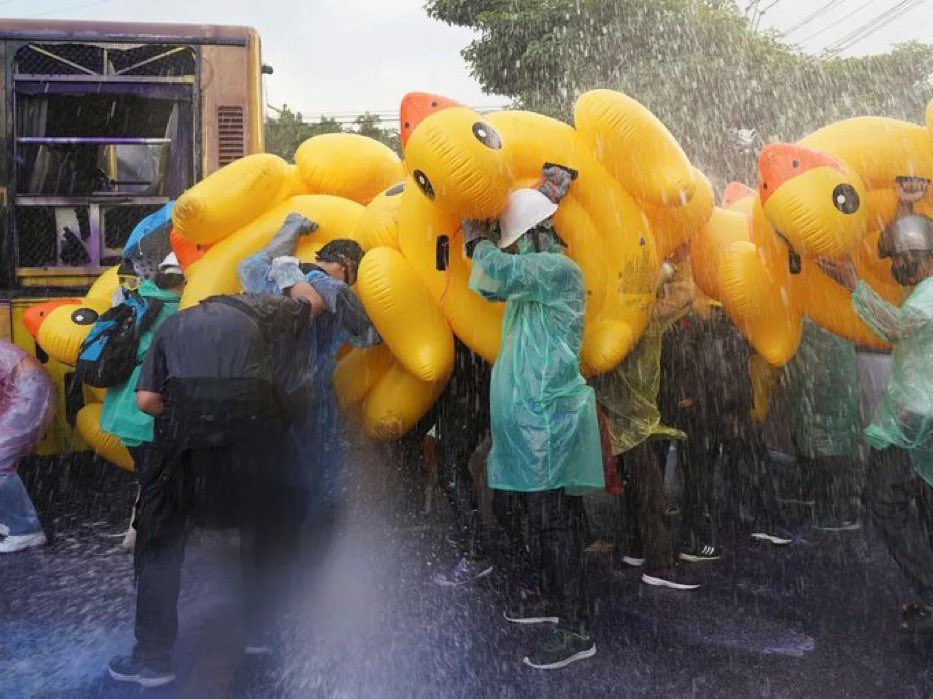 PhNuu's tweet image. ฮีโร่ของพวกเราวันนี้คือน้องเป็ดยาง 
“ ไ ม่ ใ ช่ ตำ ร ว จ อี ก ต่ อ ไ ป”
ขอบคุณพี่น้องทุกคนที่ออกมาวันนี้ ที่ร่วมกันสู้!!! เราจะสู้จนกว่าจะได้ชัย
เจอกันวันนี้ที่ราชประสงค์ #กูสั่งให้มึงอยู่ใต้รัฐธรรมนูญ #ม็อบ18พฤศจิกา