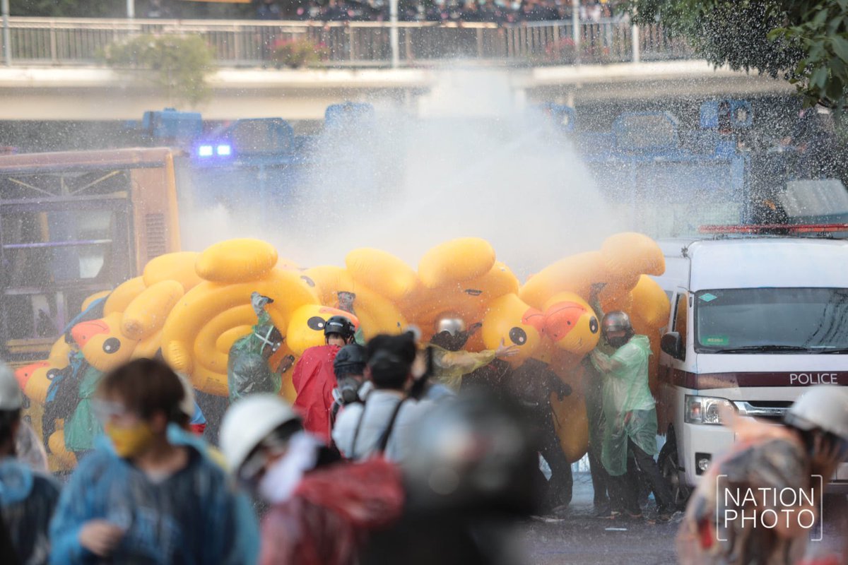 PhNuu's tweet image. ฮีโร่ของพวกเราวันนี้คือน้องเป็ดยาง 
“ ไ ม่ ใ ช่ ตำ ร ว จ อี ก ต่ อ ไ ป”
ขอบคุณพี่น้องทุกคนที่ออกมาวันนี้ ที่ร่วมกันสู้!!! เราจะสู้จนกว่าจะได้ชัย
เจอกันวันนี้ที่ราชประสงค์ #กูสั่งให้มึงอยู่ใต้รัฐธรรมนูญ #ม็อบ18พฤศจิกา