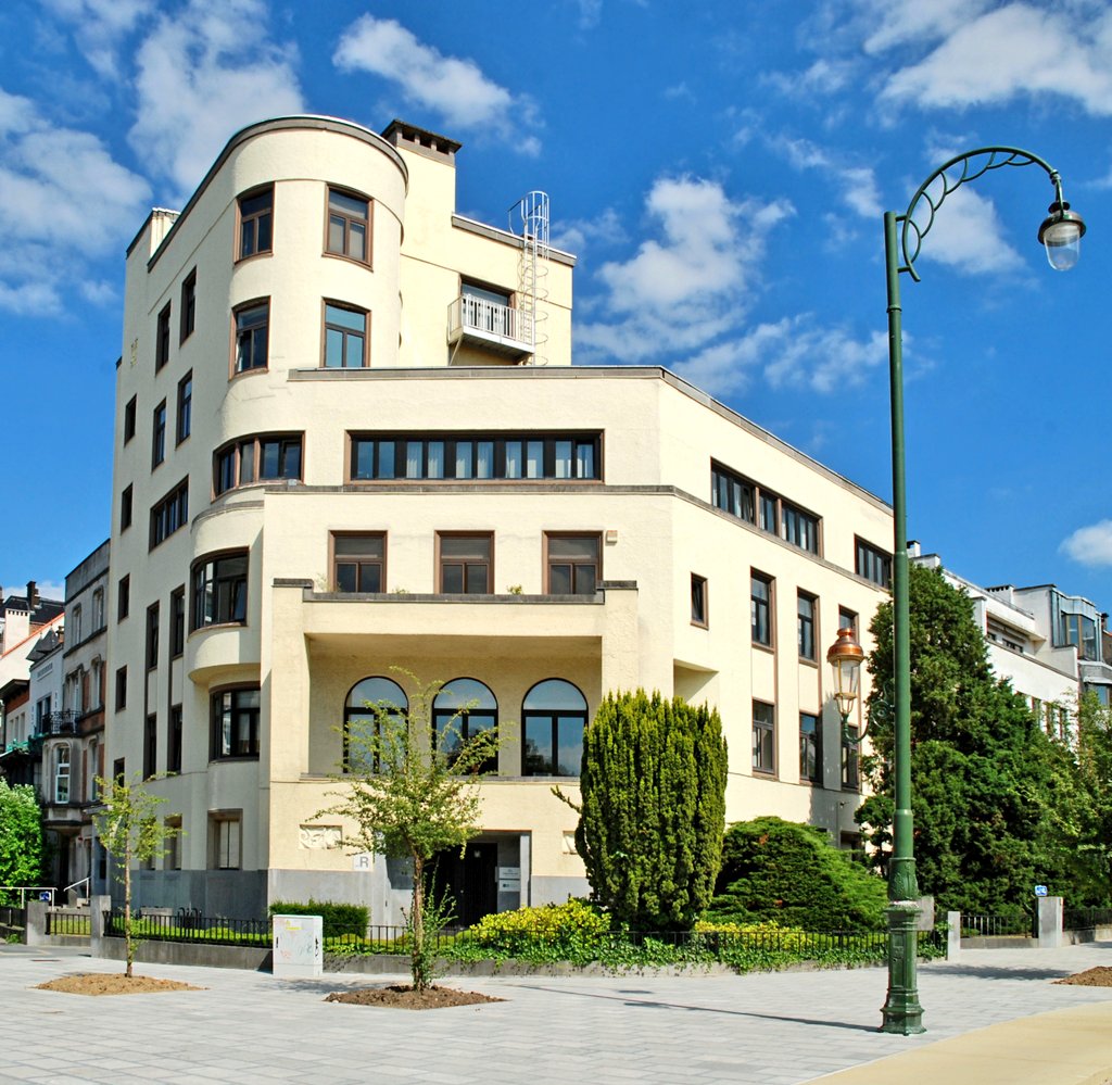 In 1928, at the age of 50 and flush with beer money, Adrien & architect pals Alexis Dumont & Horta bully Brussels City into giving permission for this huge modernist house on ave Roosevelt. Centre, a panel by Oscar Zadkine appears to depict the future Wiels brewery (1932) right.