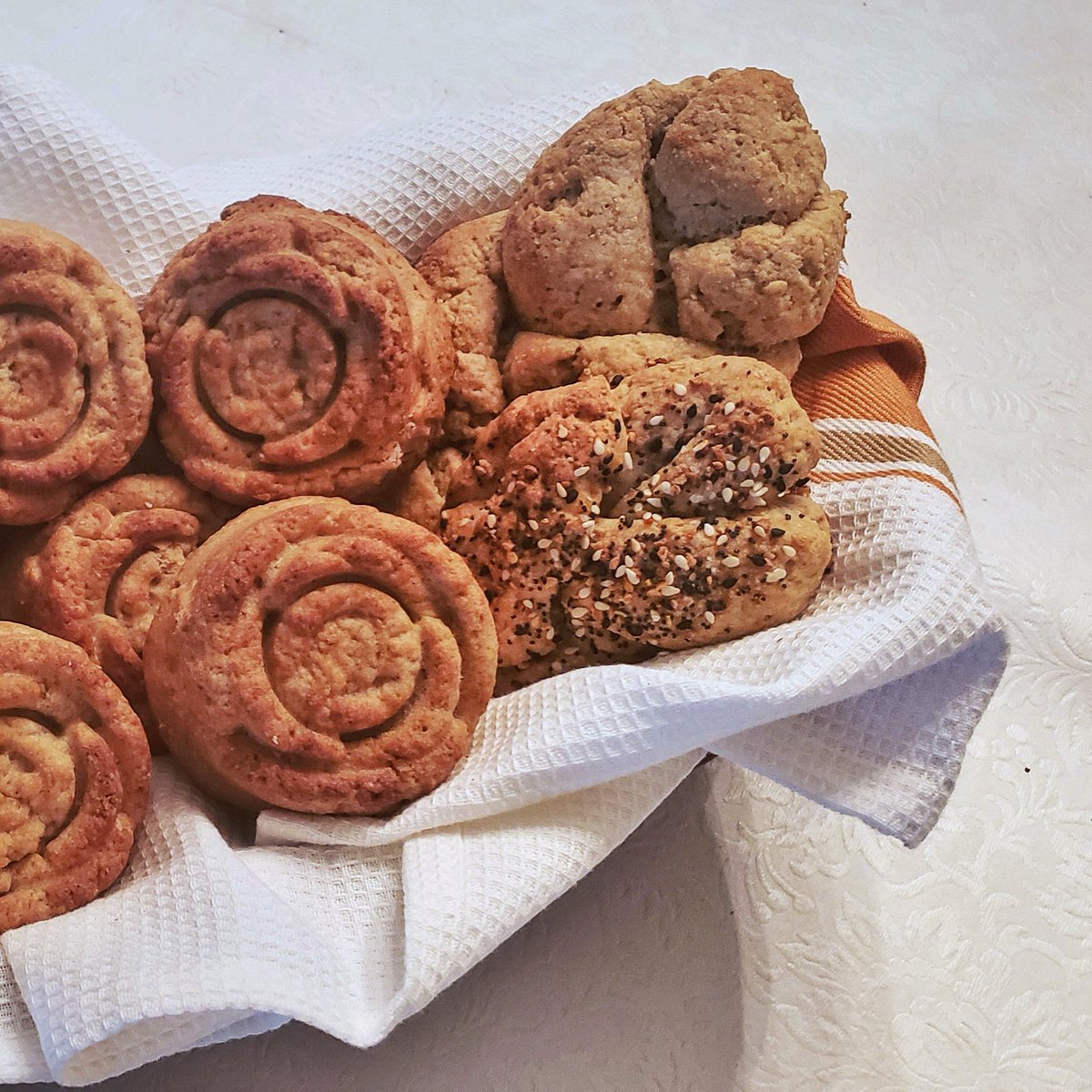 KosherEveryday's tweet photo. As we enter another stay-at-home advisory here are some of my #GlutenFree Oat #Challah recipes you’ll find perfect to bake at home this holiday season. Happy #NationalHomemadeBreadDay! #KosherEveryday #ChicagoGirl
https://t.co/7kXcgK1Upb
___
#Chicago #Kosher #cookbook #Jewish https://t.co/m3oCnIP5Ng