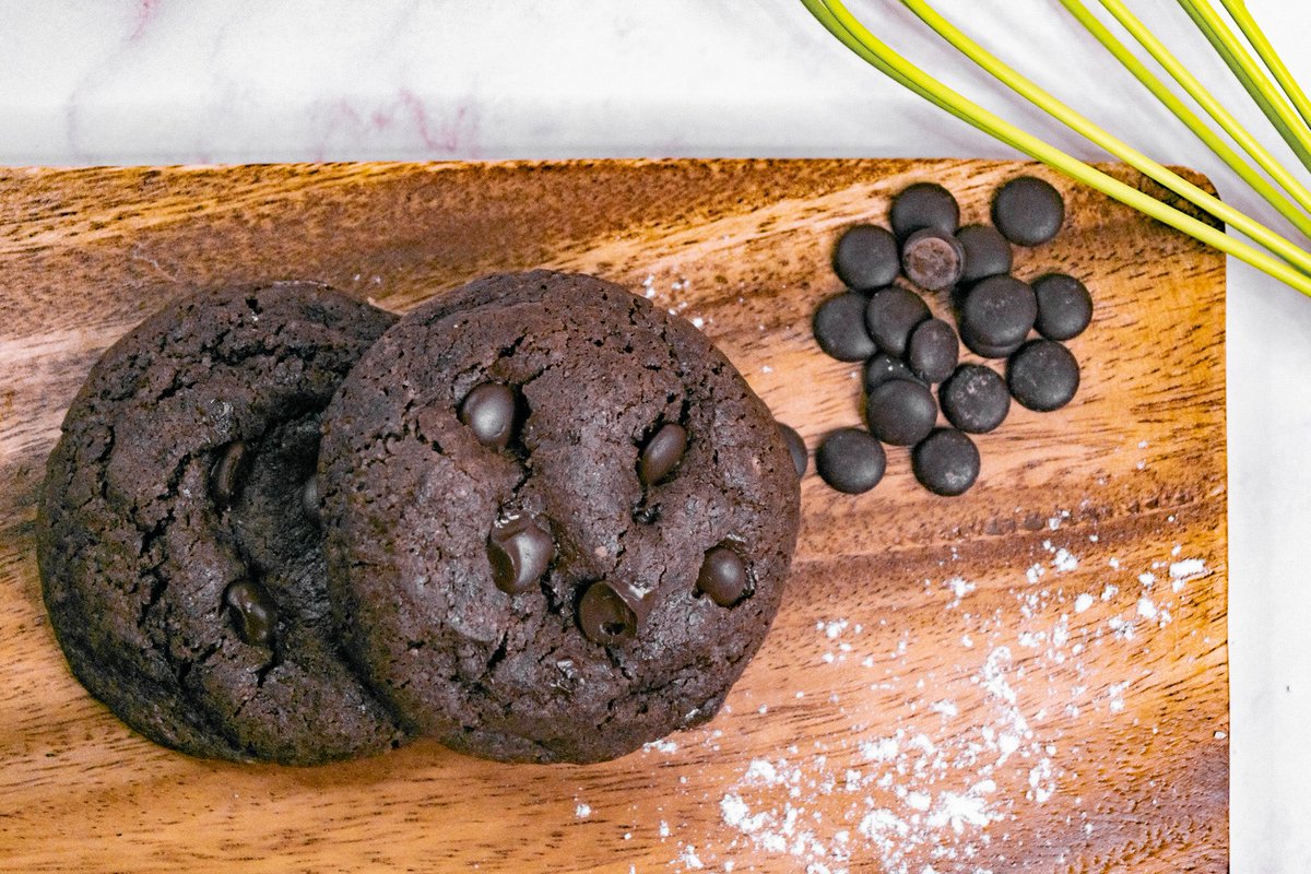 bakingnewsph's tweet photo. Double the chocolate, double the fun. 🤤🍫
.
.
.
.
#bakingnewsph
#freshoutoftheoven
#cookies #darkchocolate #chocolatecookies #bakedgoods #bakedwithlove #bakeph #bakemnl #homebaked https://t.co/QRkZX2Xt9x
