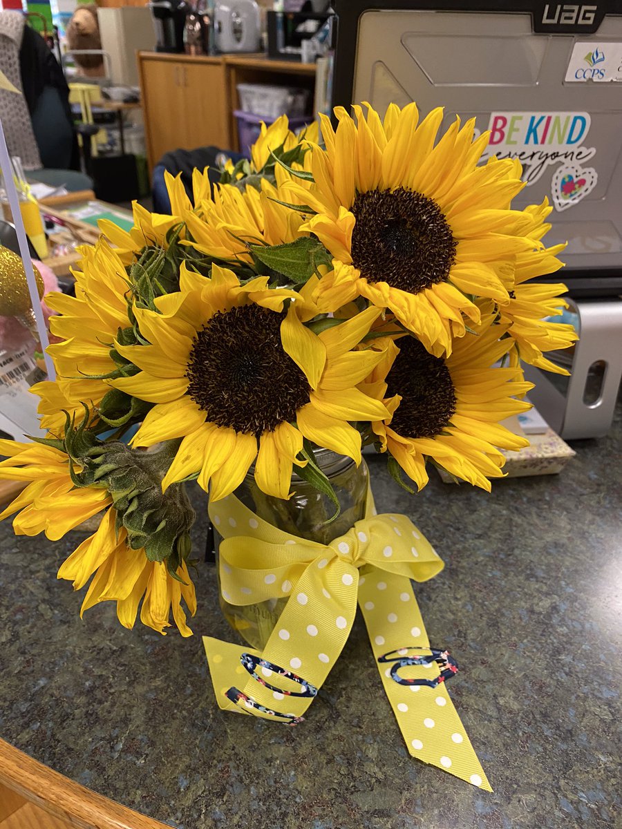 CrazyBookLadies's tweet photo. There's nothing like cheery sunflowers at your desk...especially when a fellow teacher brings them to brighten your day 💖 #ReadersForLife #WorkPartners #PESMusic @PoincianaCCPS https://t.co/BJsi05iSj4