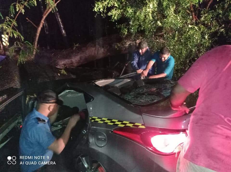 Luego de tantas horas de lluvia, les recomendamos a nuestros ciudadanos, no abandonar los Albergues, y en la medida de lo posible no conducir vehículos en horas de la noche, árboles a orillas de las carreteras podrían causar accidentes con graves resultados.
#HuracanIota