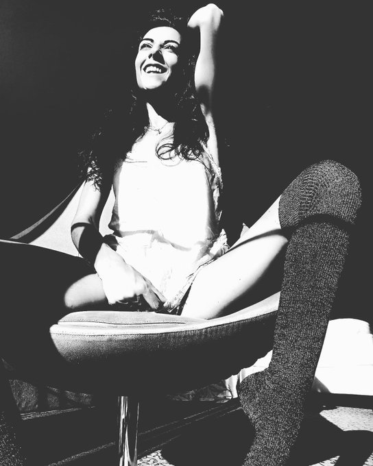 Que ceux qui lisent ce texte sois assur&eacute;s de recevoir instantan&eacute;ment dans leur c&oelig;ur du bonheur et de<a href="/tag/blackandwhite"class="tags"><span>#blackandwhite</span></a><a href="/tag/frenchgirl"class="tags"><span>#frenchgirl</span></a><a href="/tag/highsocks"class="tags"><span>#highsocks</span></a><a href="/tag/noiretblanc"class="tags"><span>#noiretblanc</span></a>