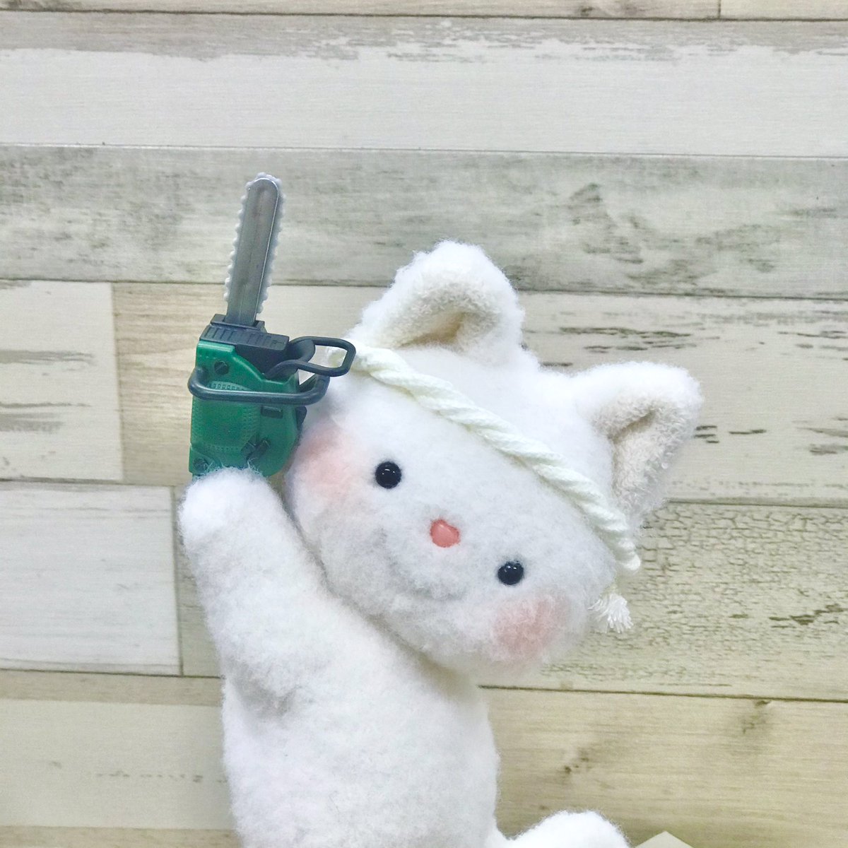 シャッキーン‼️
チェンソーの登場にゃん😽
テーブルの天板を作りますにゃん🔨🎶