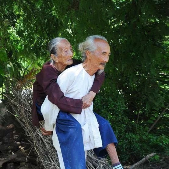 A todo momento, surgir em Deus é vida. O mundo surge em Deus e, eu, no mundo, em Deus surjo! 
Onaldo