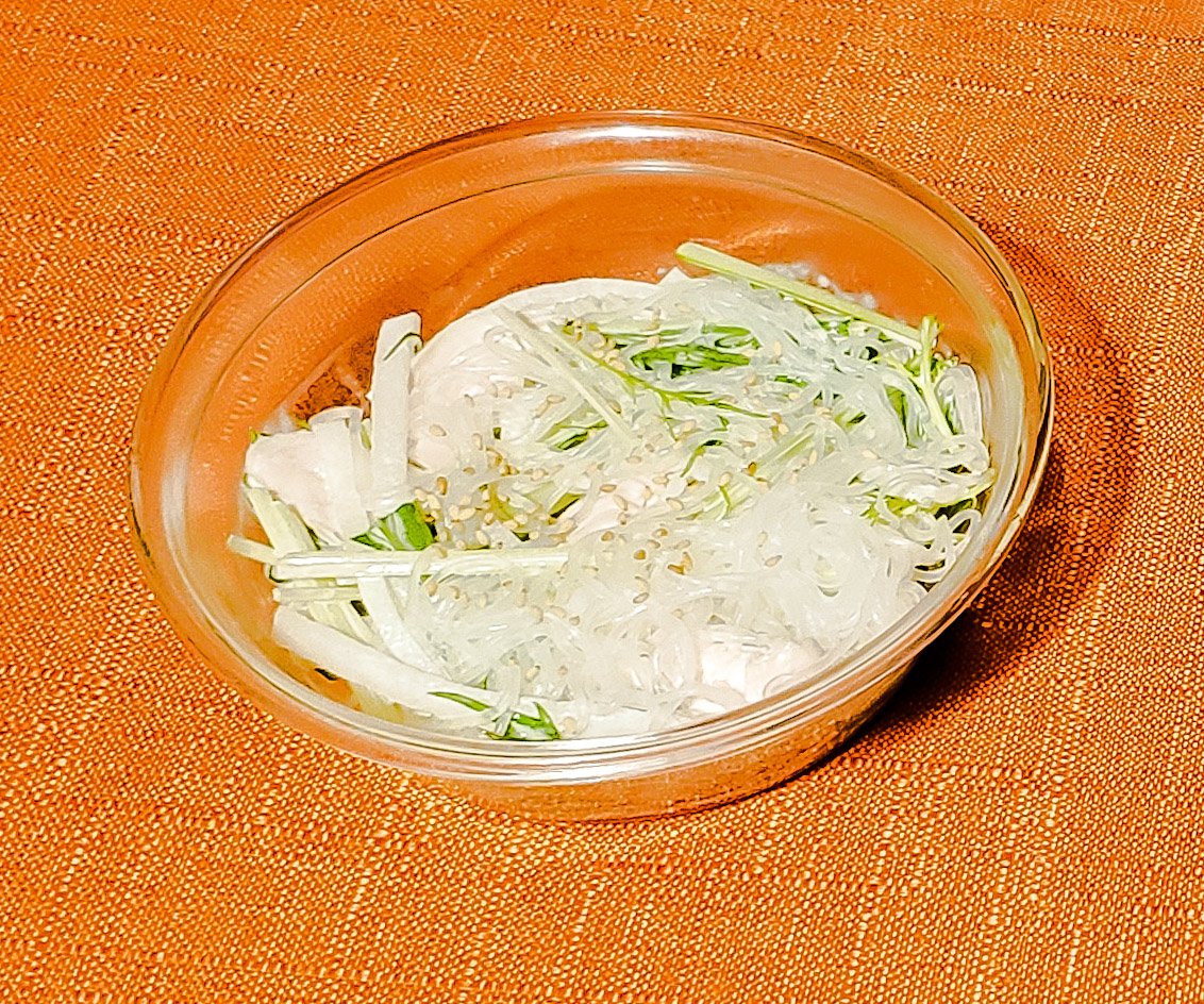 【調理例:お手軽♪冬野菜の七変化食感はるさめサラダ】
1.大根、水菜を4センチ程度に切りボウルに入れる（大根は細いスティック状に）
2.鶏むね肉または鶏ささみを沸騰したお湯で火が通るまで茹で、小さくさくまたは切り1に入れる
3.2で使ったお湯にはるさめを入れ3分程ゆでたら↓（続き）