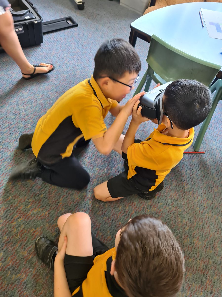 hilltoproadps's tweet photo. Exploring the Great Barrier Reef in Year 1 through VR #STEM  @see_natalie @NurkicMary https://t.co/yQZlRR4kLn