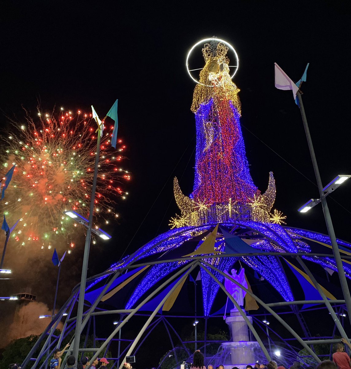 Con la presencia del Ministro de Turismo Ali Padrón, celebramos con alegría el día de nuestra excelsa patrona, La Virgen de Chiquinquirá y lo hacemos entregando a nuestro pueblo la Plaza El Ángel, recuperada y embellecida; iluminando la imagen de la Reina Morena