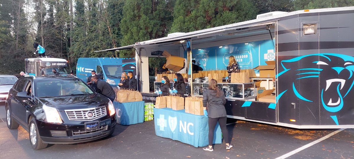 ReaganBlueNC's tweet photo. This evening @BlueCrossNC was back in the community delivering meals at @bgccharlotte with the @Panthers. We resolve to nourish our communities and tonight’s event is another example of us putting our mission to action! Proud to be Blue!  #sackinghunger #dowellbydoinggood https://t.co/YRFwWakQ9B