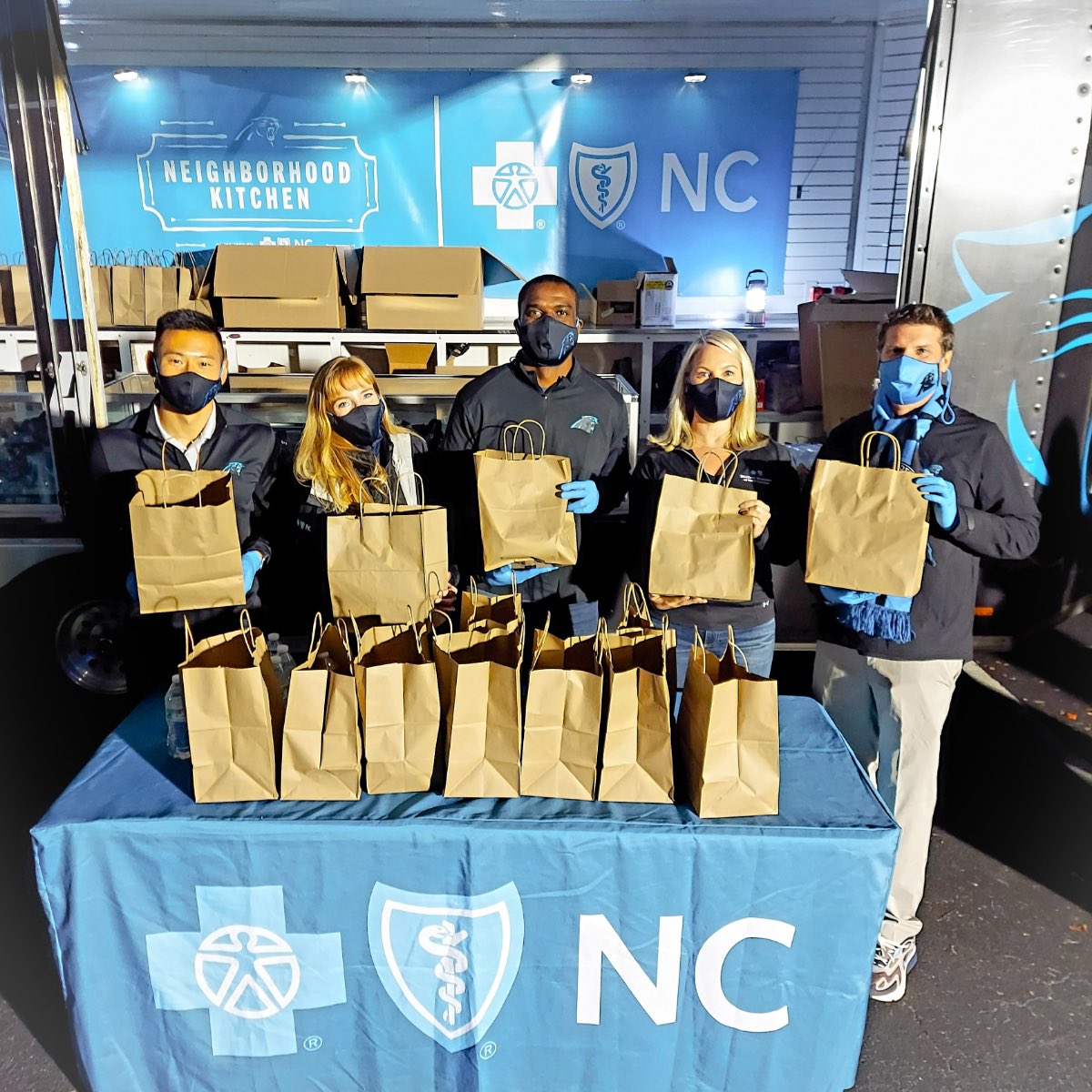 ReaganBlueNC's tweet photo. This evening @BlueCrossNC was back in the community delivering meals at @bgccharlotte with the @Panthers. We resolve to nourish our communities and tonight’s event is another example of us putting our mission to action! Proud to be Blue!  #sackinghunger #dowellbydoinggood https://t.co/YRFwWakQ9B