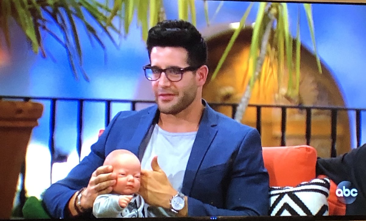 I’m sorry is Ed blocking the baby’s ears so he doesn’t hear this fight?? #TheBachelorette