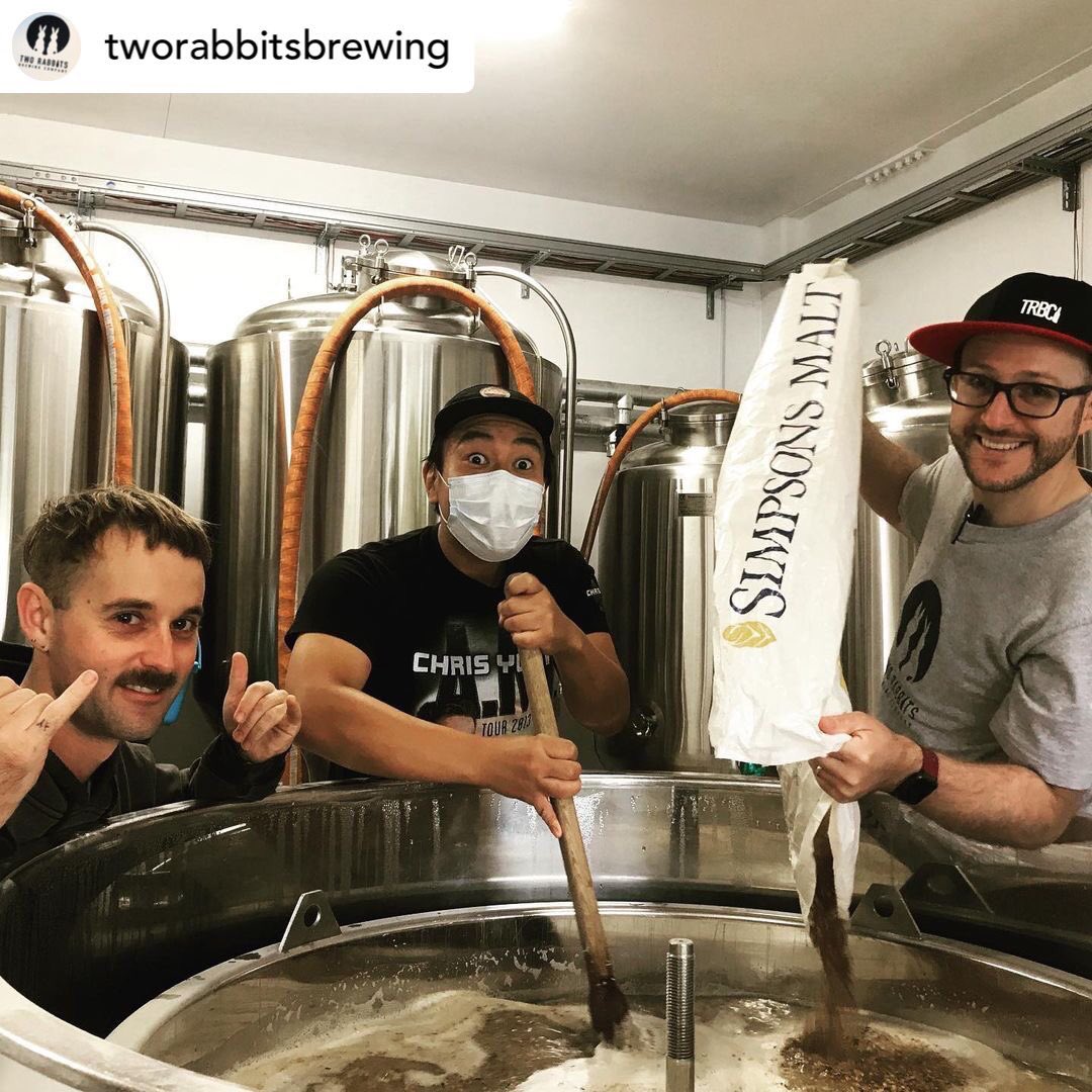 今夜、京都ビアラボと滋賀県の二兎醸造（トゥーラビッツ）のコラボビール「レッドIPA」のリリースパーティーを京都ビアラボにて開催。ぜひ足を運んで飲んでみよう！#クラフトビール #京都