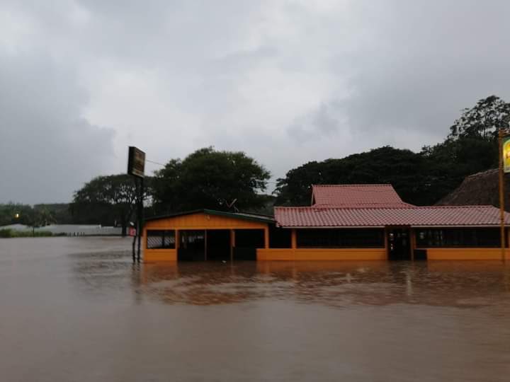 Suena bonito y con más glamour #PrayForParís, ¿verdad? 

No anden con tonterías 😒 

Foto: Inundaciones en #Rivas por el huracán #Iota en #Nicaragua