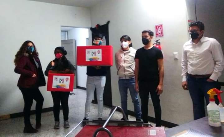 orizaba_pri's tweet photo. El Comité Municipal PRI Orizaba en coordinación con el Comité Directivo Estatal Chaviza Revolucionaria se entregaron simbólicamente contenedores para tapitas para el #Tapaton , juntos fomentamos el apoyo para niños con cáncer.
@KarinaSolsHerr1 https://t.co/us85fq8wg2