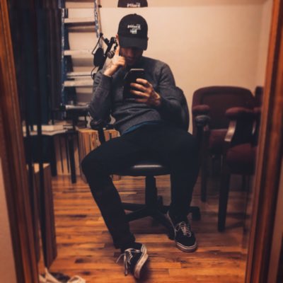 DanRojas0's tweet photo. Mirror, mirror on the wall, who’s the fairest writer if them all?
 #NewProfilePic #Writer #writingcommmunity #selfie https://t.co/mNf9pB9H9z
