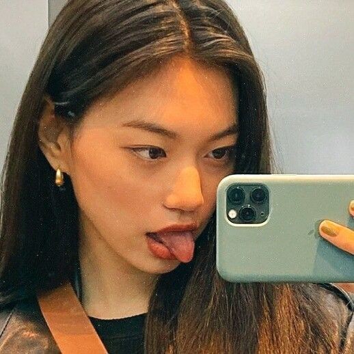 KimMyra_ tweet media