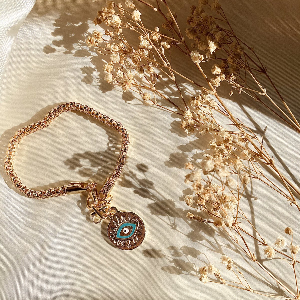 Turkuaz göz detaylı bileklik               
Kod:BLK002     #yasaklar #Covid_19 #evdekal #coronavirus #yasak #Saat20 #bileklik #kolye #butik   #aksesuar #takı #bileklik #moda #güzellik #bijüteri #çarşamba #yüzük #fotoğraf #takipetakip #takipci #takip #piercing