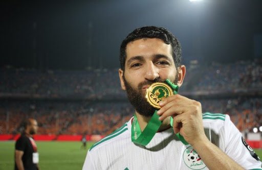 Pour l’histoire, Rafik Halliche, après avoir vécu l’enfer au stade du Caire, remporta 10 ans plus tard le titre de champion d’Afrique.. dans ce même stade. La hagra ne paie jamais les amis. Sa revanche est sa-vou-reuse