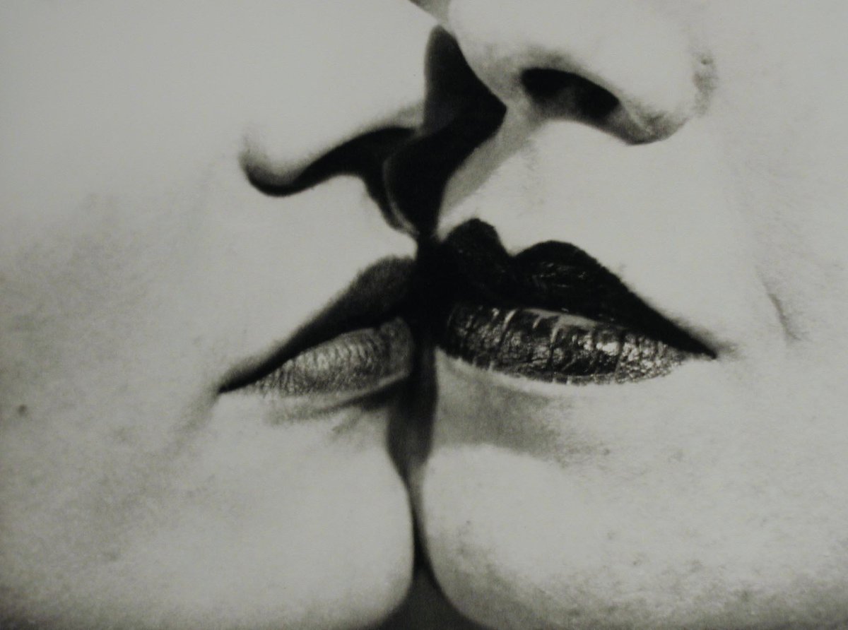 ArtistManRay's tweet photo. The Kiss, 1935 #americanart #dada https://t.co/giwuxhCXkd