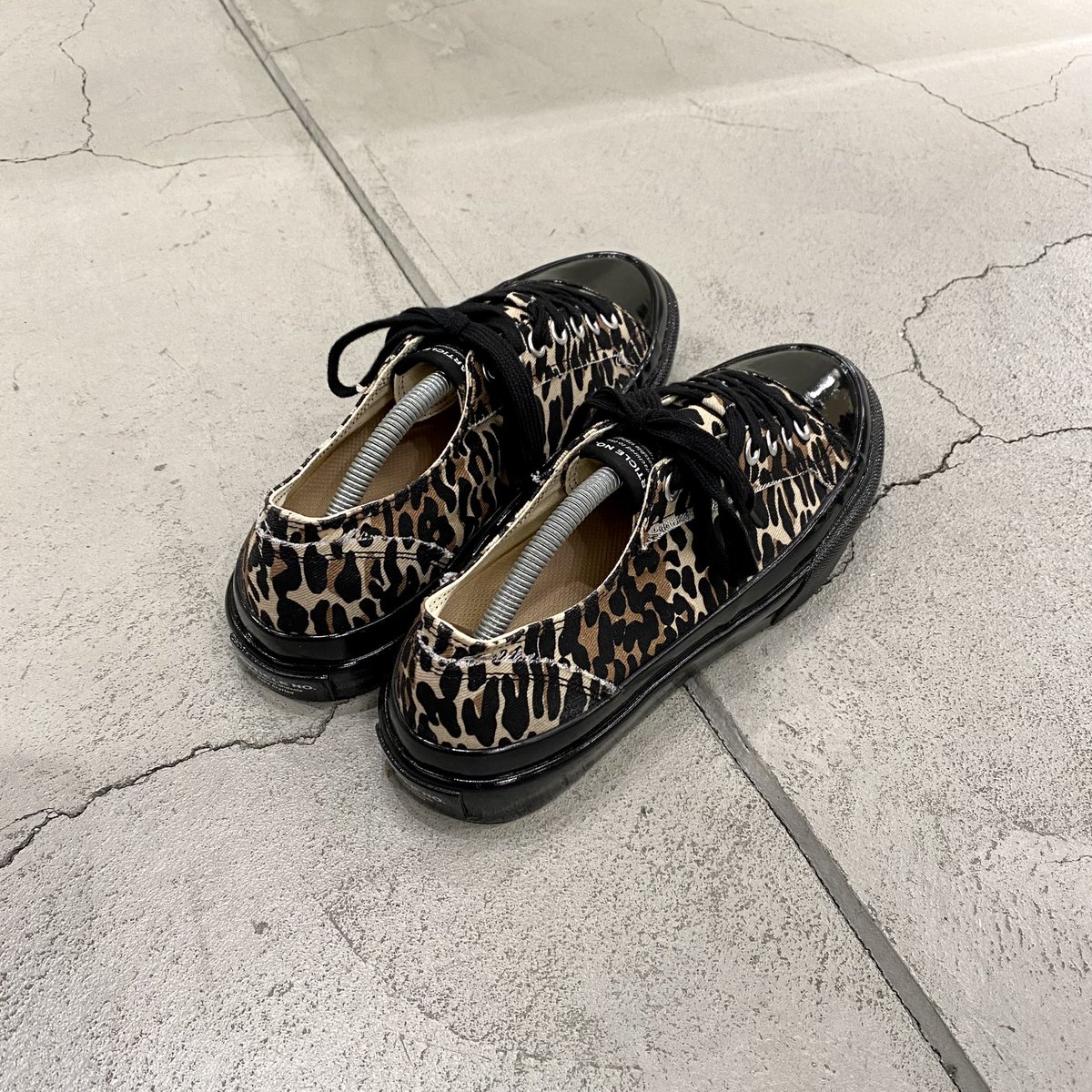 MT_SHINJUKU's tweet photo. ＜ARTICLE NO.＞
“1007 LEO LO-CUT Ms"
19,800円(tax in)

ベーシックに独自のエッセンスを
注入し、モダンにアップデートした
スニーカーを打ち出し続ける
同ブランドから新作のスニーカーが
入荷しております。

#articleno 
#articlenumber 
#monkeytime https://t.co/3Aaw06cLIR