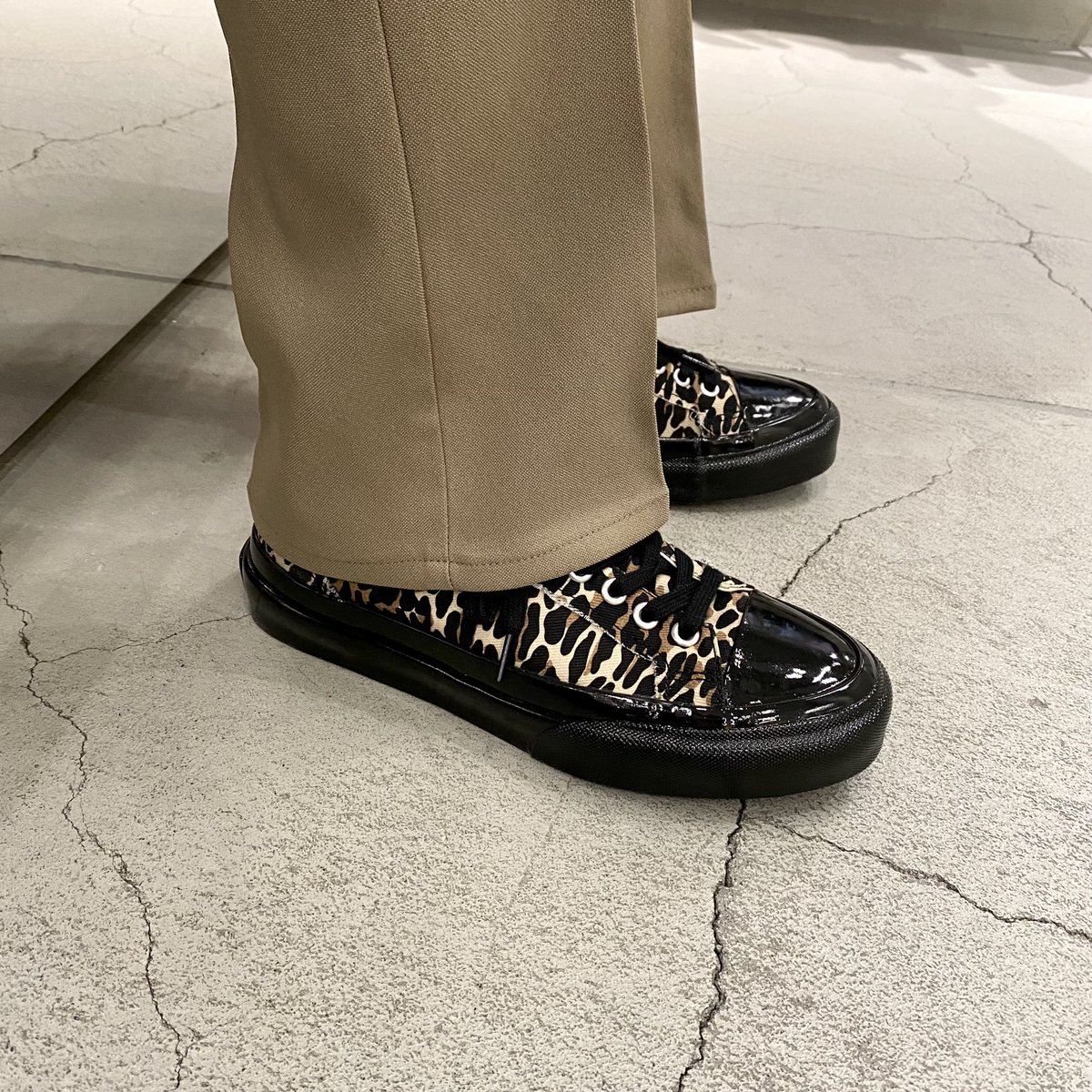 MT_SHINJUKU's tweet photo. ＜ARTICLE NO.＞
“1007 LEO LO-CUT Ms"
19,800円(tax in)

ベーシックに独自のエッセンスを
注入し、モダンにアップデートした
スニーカーを打ち出し続ける
同ブランドから新作のスニーカーが
入荷しております。

#articleno 
#articlenumber 
#monkeytime https://t.co/3Aaw06cLIR