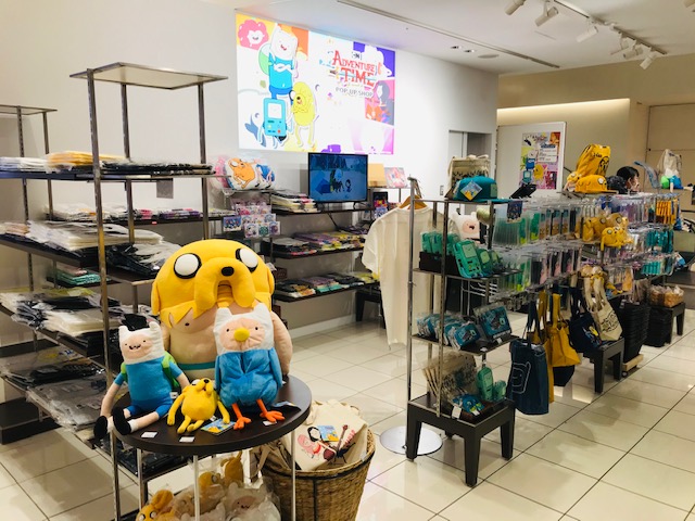 三省堂書店池袋本店 アドベンチャー タイム 池袋で期間限定ポップアップショップがスタート 会場はｊｒ池袋駅南改札 西武 池袋線地下改札よりすぐです 西武池袋本店地下1階 中央b8 光の時計口特設会場 年11月18日 水 11 24 火