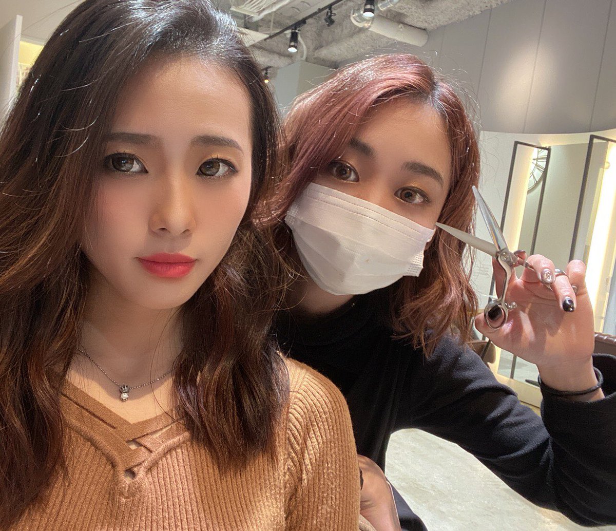Ruanda1998's tweet photo. こう友達の髪をカットできるのって美容師の特権

上手いか下手かとりあえずおいといてその友達がすごい喜んでくれたらあー美容師しとってよかったて思うよね🥺 https://t.co/4dAVR4MmKt