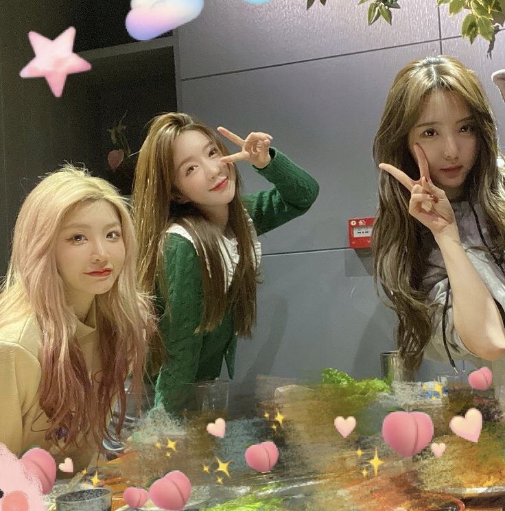 NENE_TH5's tweet photo. [17.11.2020] 🍓✨
( Fifiona_lulu )

เนเน่ในไอจีอู๋หย่าลู่ค่ะ 💕

(แปล) 
ทานเนื้อ ถึงน้ำหนักจะเพิ่ม
แต่ฉันก็มีความสุขมาก
เมื่อได้อยู่กับเพื่อนรักกกก ❤️

🔗 https://t.co/0Fi3wvCIjf
#เนเน่ #Nene #BonBonGirls303 https://t.co/U29IqamcTc