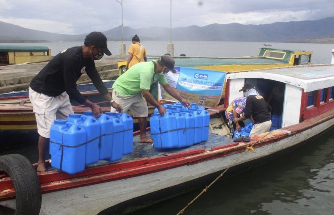 vhalhen123's tweet photo. In Barangay Sta.Cruz in Buhi, 540 families affected by #GoniPH received water & hygiene kits while 200 girls and women were provided menstrual hygiene kits. Information on COVID-19 prevention and menstrual hygiene management were also distributed @planphilippines #PlanResponds https://t.co/xjR4LmAiBj