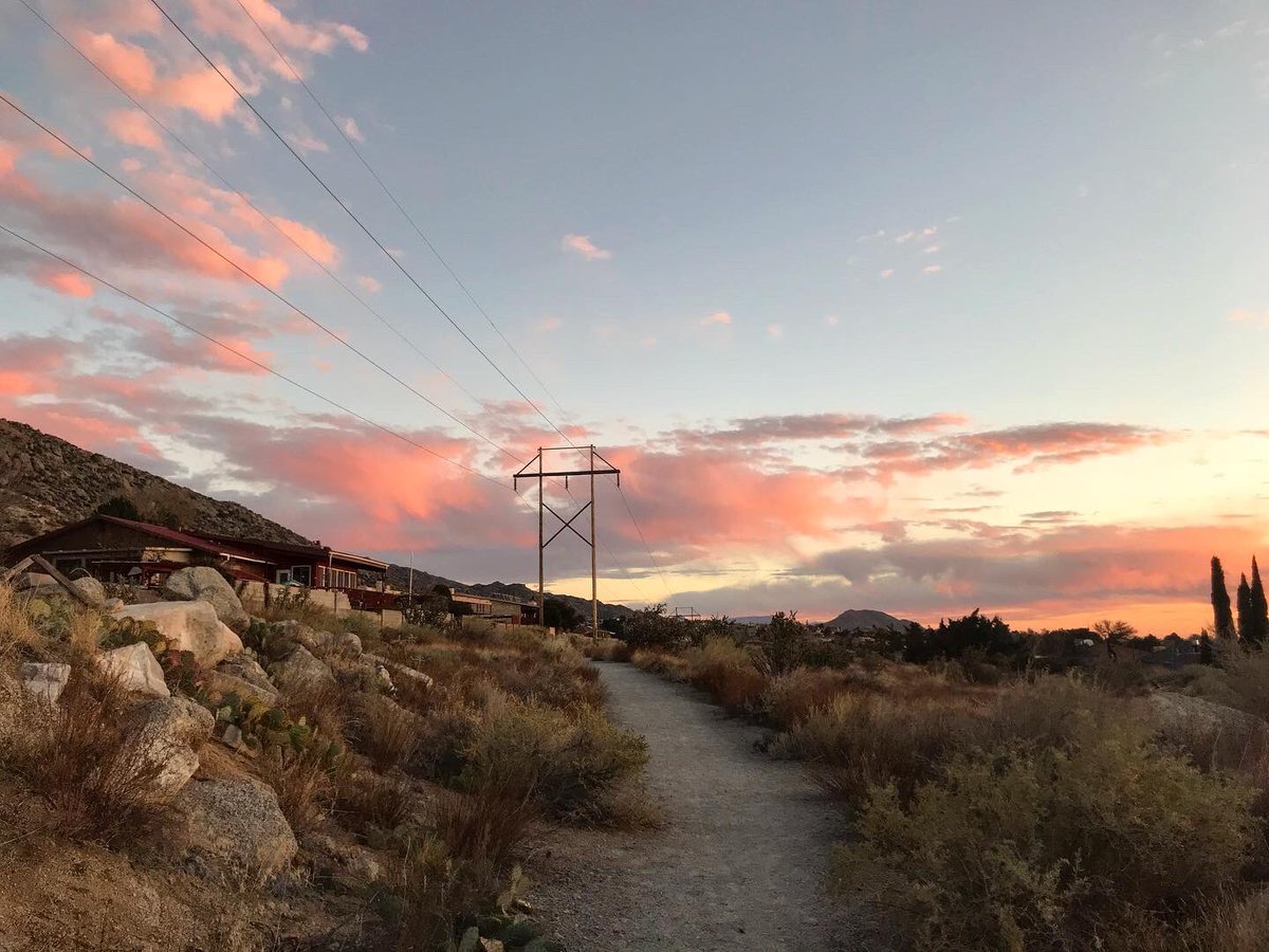 MelanieforNM's tweet photo. Enjoying the simple things. ❤️ #sunsetstrolls #nmhd28 #abqfoothills #newmexicotrue https://t.co/sBRZl9NqkY