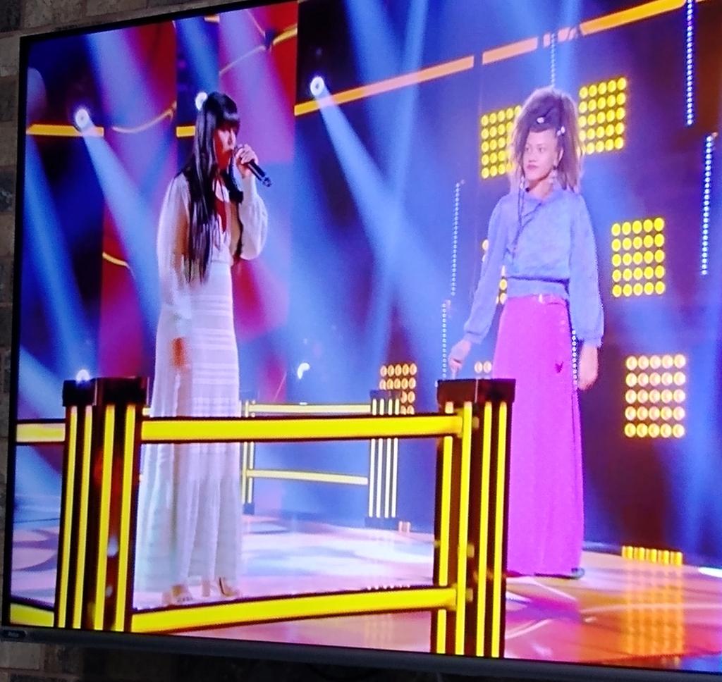 hazlight's tweet photo. A representatividade do Brasil em um palco!!
#TheVoice https://t.co/oQeAsf5dH9