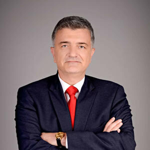  #Mandić was born in 1972, raised and educated in Sarajevo. He is a  #Serb & an economist who worked in a business sector. Since 2019 he is vice-president of  #NašaStranka ( @ALDEParty) & has served as a cantonal minister from December 2018 to March 2020.
