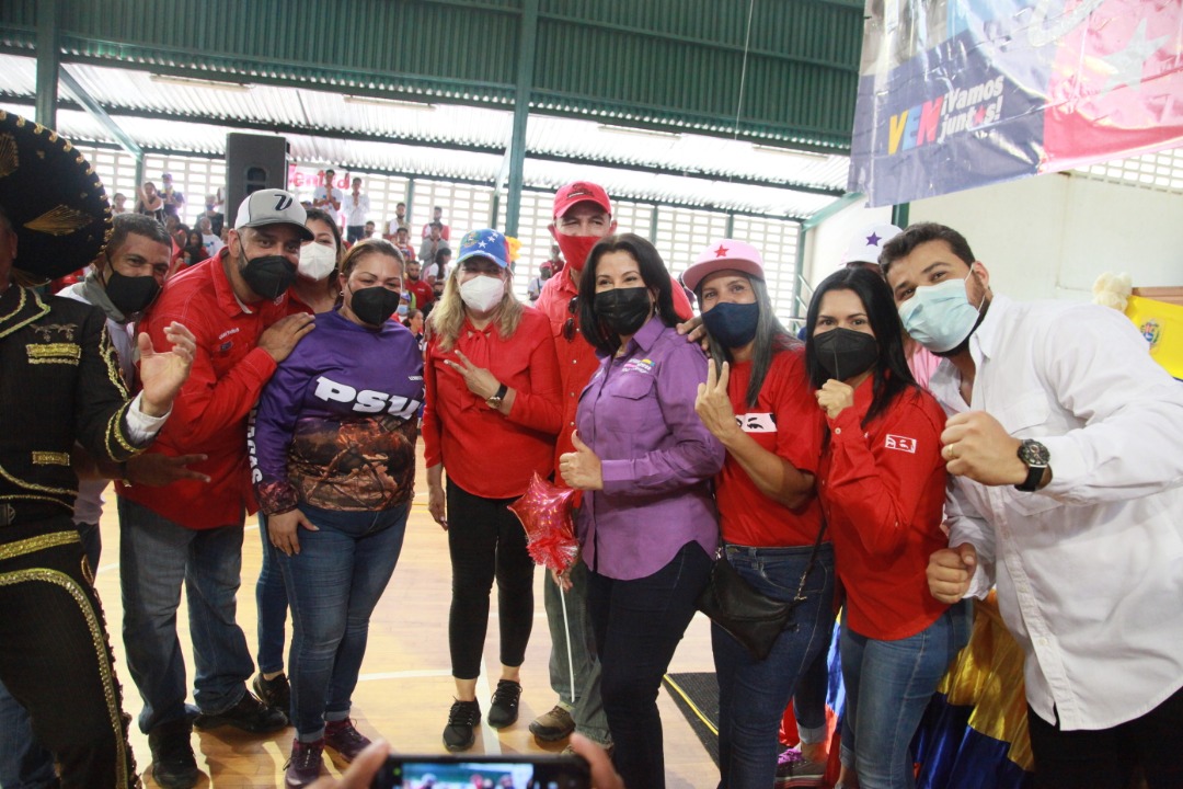 MariaVallenil15's tweet photo. @PartidoPSUV  Pdte @NicolasMaduro desde Monagas tenemos el Trabuco Perfecto con @Marlenycdc_  quien nos trasmite el Amor, compromiso y lealtad de @dcabellor que junto a los hijos de Chávez este #6D Vamos a seguir construyendo la Patria y a llenar de pueblo la AN @_LaAvanzadora https://t.co/UaQMSyqgwK